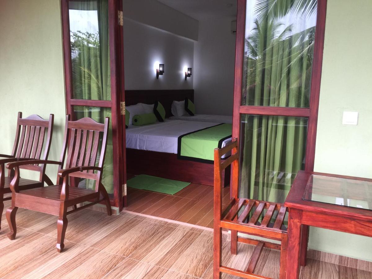 Serenade Beach Hotel Hikkaduwa Bagian luar foto